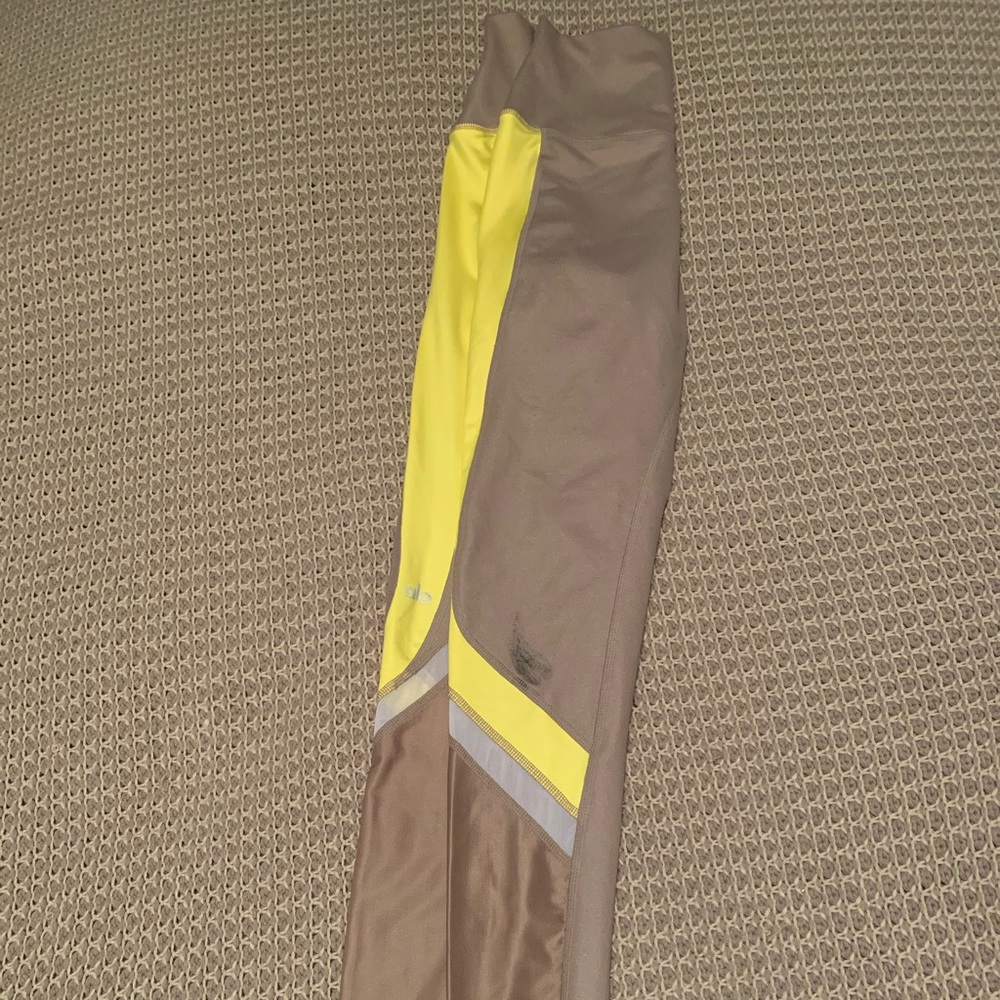 Alo yoga leggings//Stain on knee
